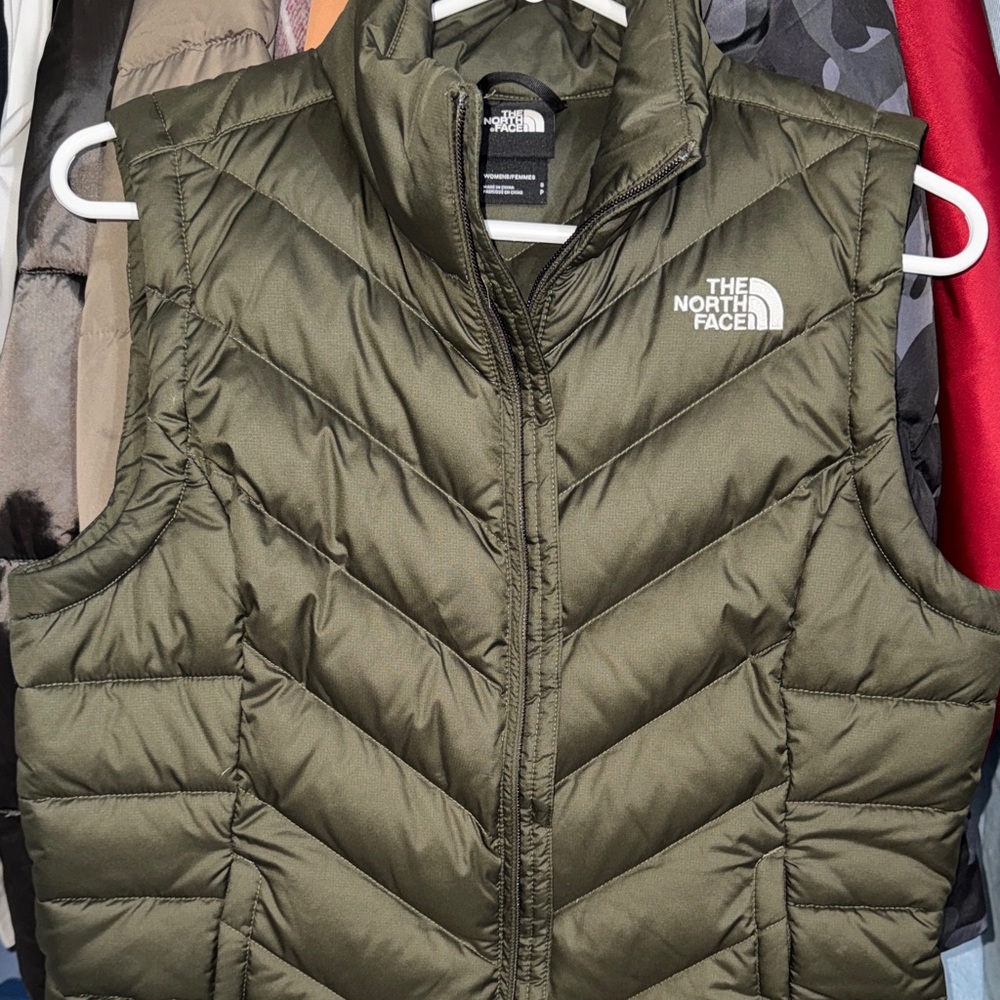 The North Face Women's Black Quilted Puffer Vest - Picture 5 of 6